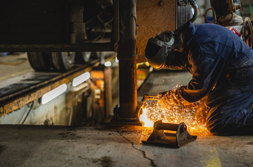 Mécanicien au travail